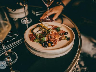 stunning-wine-bar-4-nights-trade-western-suburbs-1