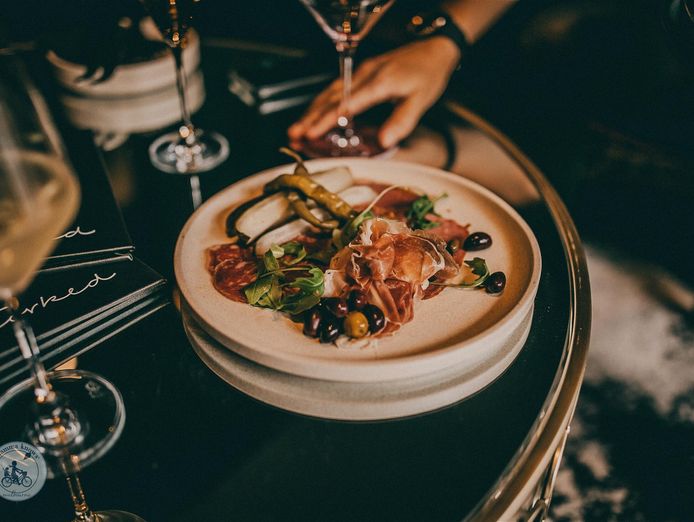 stunning-wine-bar-4-nights-trade-western-suburbs-1