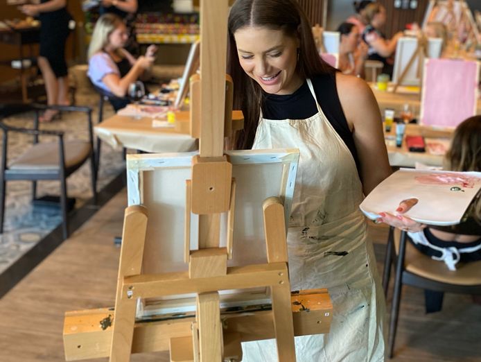 paint-n-sip-studio-cairns-chalk-cheese-paint-studio-9