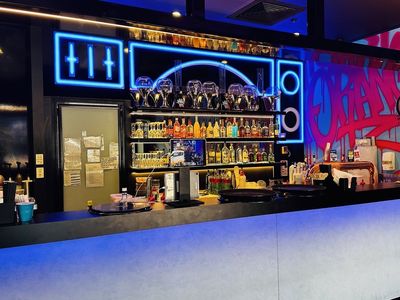 thriving-burger-bar-and-cocktail-venue-orange-nsw-4