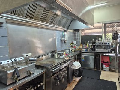 store-cafe-food-truck-and-residence-brandon-qld-2