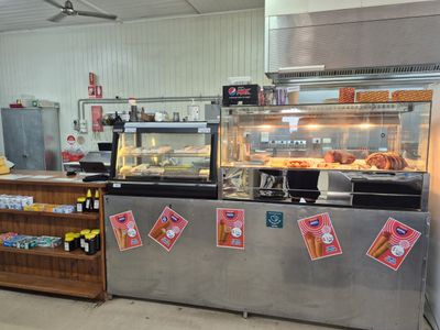 store-cafe-food-truck-and-residence-brandon-qld-1