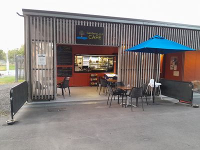busy-lakeside-cafe-in-a-tourist-location-ararat-victoria-1