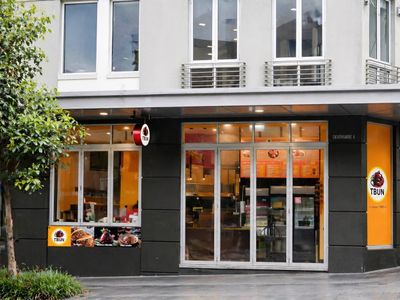 busy-corner-food-takeaway-surry-hills-nsw-0