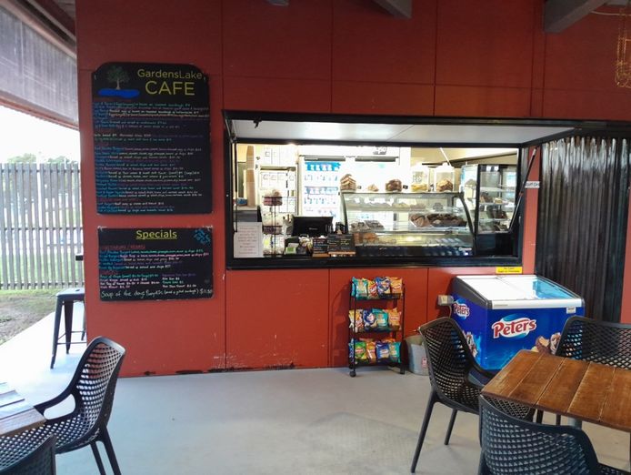 busy-lakeside-cafe-in-a-tourist-location-ararat-victoria-2