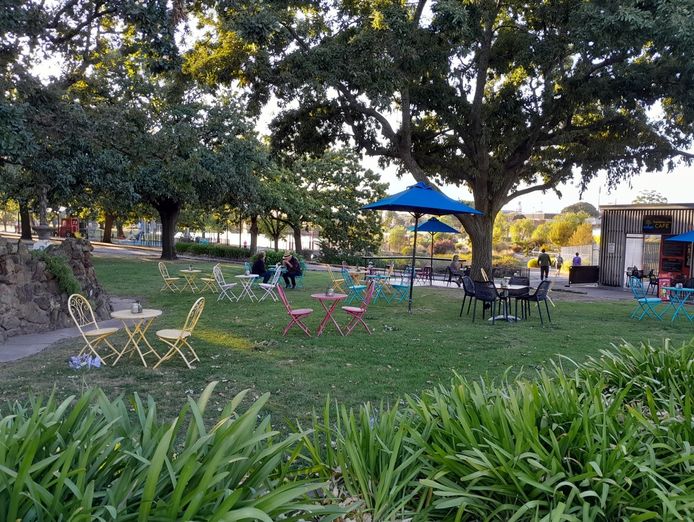 busy-lakeside-cafe-in-a-tourist-location-ararat-victoria-0