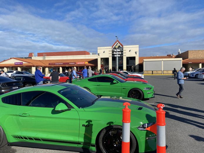 busy-cafe-in-shopping-centre-goolwa-sa-6