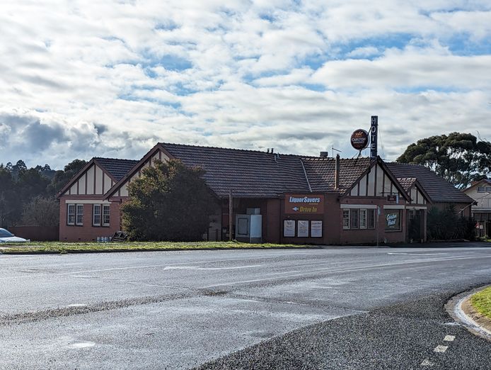 under-offer-iconic-pub-with-bistro-bar-and-bottle-shop-gordon-vic-0