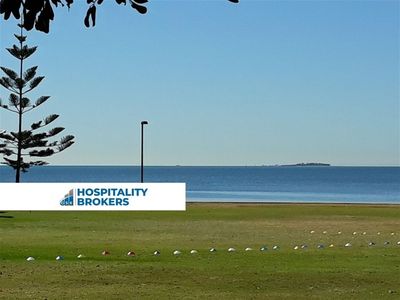 beautiful-scarborough-cafe-over-looking-moreton-island-1