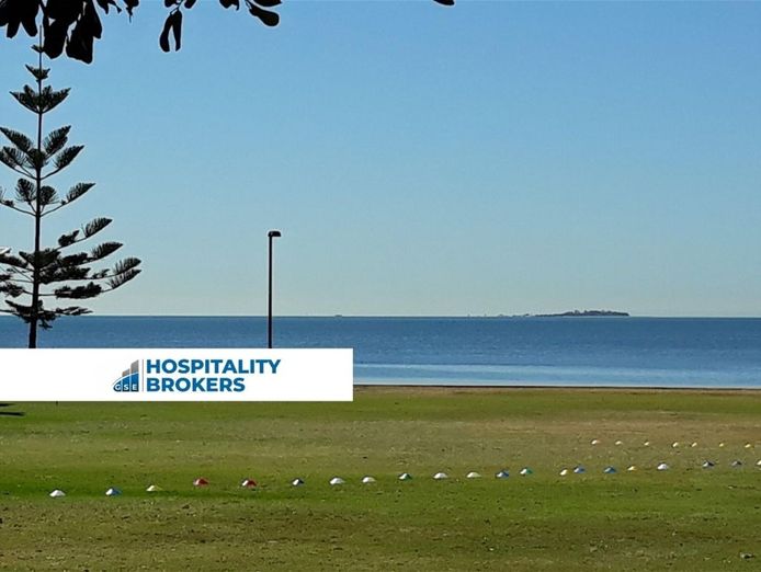 beautiful-scarborough-cafe-over-looking-moreton-island-1