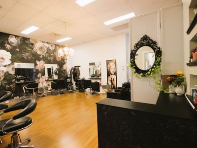 wholesale-retail-hair-beauty-showroom-salons-training-rooms-5