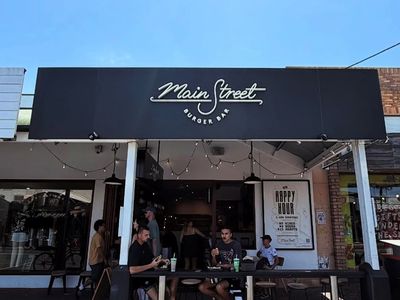 the-biggest-burger-bar-in-byron-bay-1