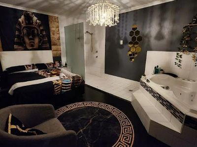 premium-established-gentlemans-club-fully-operational-confidential-sale-1