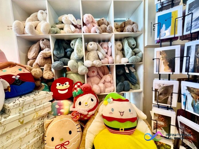unique-stationery-gift-shop-with-famous-brands-of-authorisation-at-the-centre-1