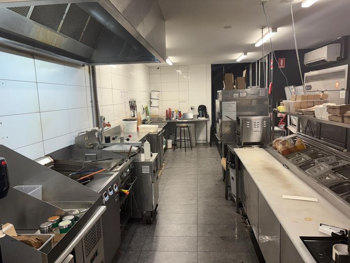 chattel-sell-fully-under-management-burger-shop-west-close-cbd-ref-1213-1