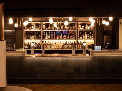 content-for-cocktail-bar-with-many-options-located-on-a-prime-nightlife-strip-3