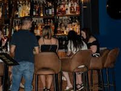 content-for-cocktail-bar-with-many-options-located-on-a-prime-nightlife-strip-5