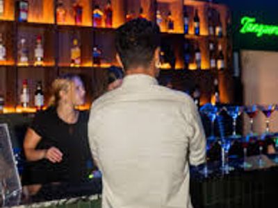 content-for-cocktail-bar-with-many-options-located-on-a-prime-nightlife-strip-7