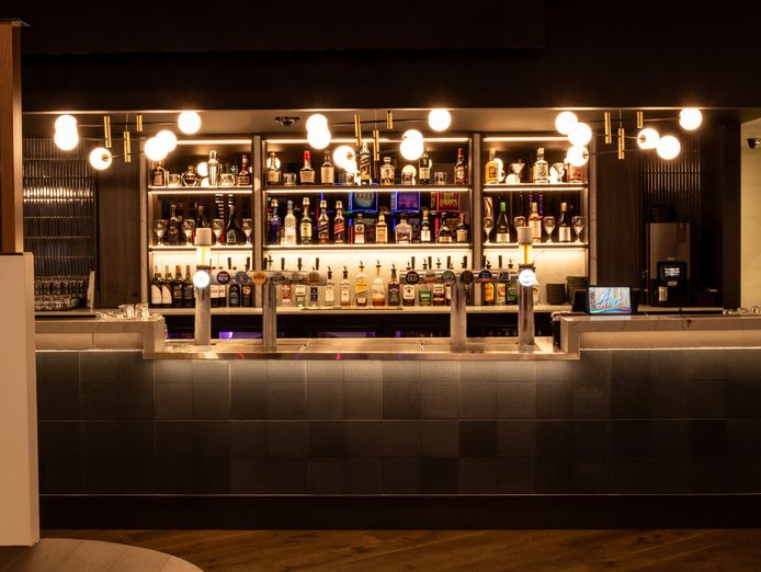 content-for-cocktail-bar-with-many-options-located-on-a-prime-nightlife-strip-3