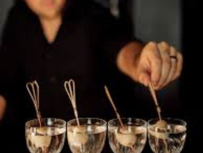 content-for-cocktail-bar-with-many-options-located-on-a-prime-nightlife-strip-4