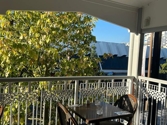 iconic-cafe-bar-restaurant-stunning-historical-queenslander-building-3