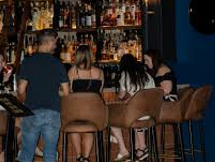 content-for-cocktail-bar-with-many-options-located-on-a-prime-nightlife-strip-5
