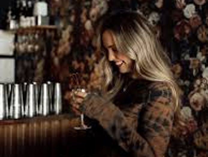 content-for-cocktail-bar-with-many-options-located-on-a-prime-nightlife-strip-6