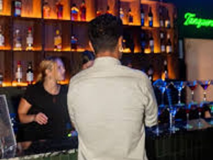content-for-cocktail-bar-with-many-options-located-on-a-prime-nightlife-strip-7