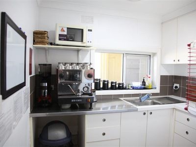 thriving-hair-salon-offered-for-the-first-time-in-24-years-8