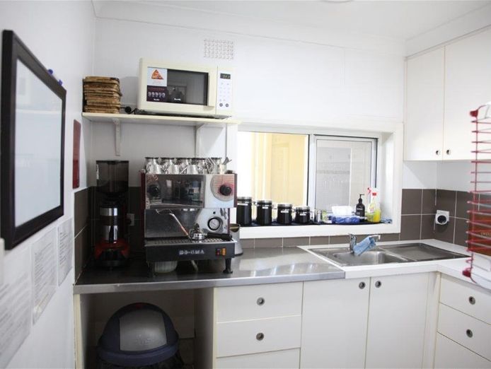 thriving-hair-salon-offered-for-the-first-time-in-24-years-8