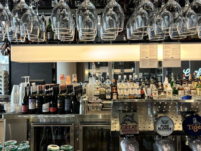 modern-family-owned-italian-restaurant-bar-for-sale-in-excellent-location-1