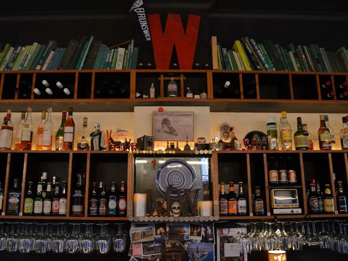 under-contract-stunning-restaurant-and-bar-for-sale-in-the-heart-of-trendy-brun-3