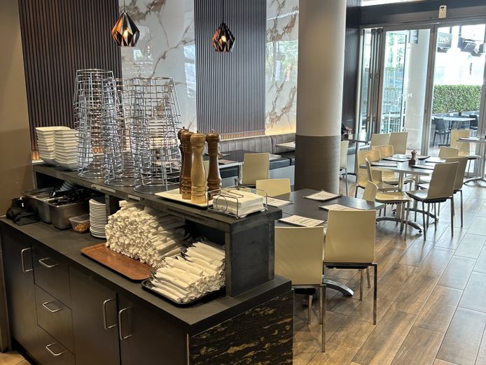 modern-family-owned-italian-restaurant-bar-for-sale-in-excellent-location-6