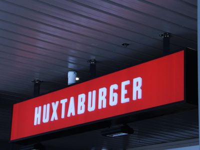 sun-surf-and-smashed-burgers-own-huxtaburger-in-burleigh-heads-qld-7