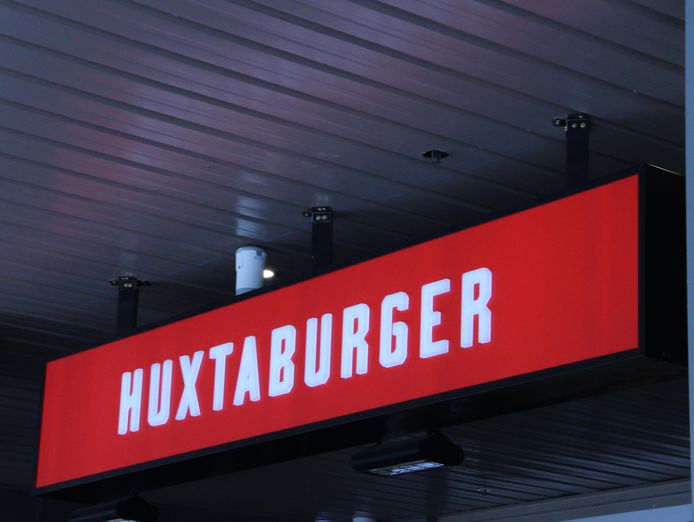 sun-surf-and-smashed-burgers-own-huxtaburger-in-burleigh-heads-qld-7