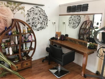 sunshine-coast-hinterland-valuable-opportunity-to-own-a-well-established-salon-1