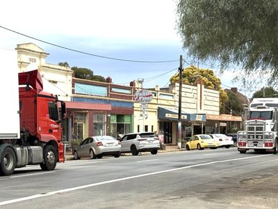 coffee-shop-cafe-adjoining-dining-room-1-br-unit-in-barellan-3