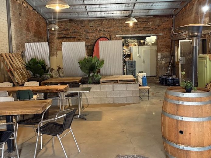 coffee-shop-cafe-adjoining-dining-room-1-br-unit-in-barellan-4