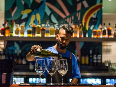 iconic-hightail-pub-bar-grill-in-melbourne-city-centre-docklands-1