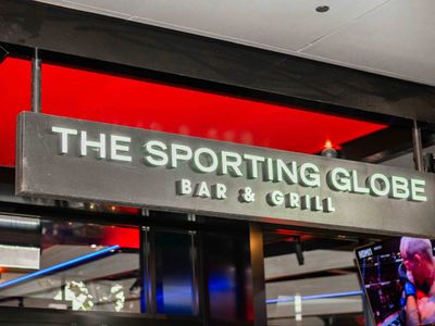 the-sporting-globe-bar-grill-plenty-valley-1