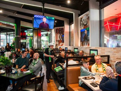 the-sporting-globe-bar-grill-plenty-valley-9