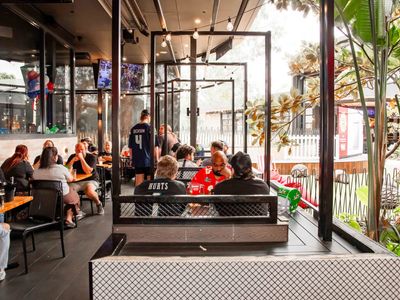 the-sporting-globe-bar-grill-chermside-9