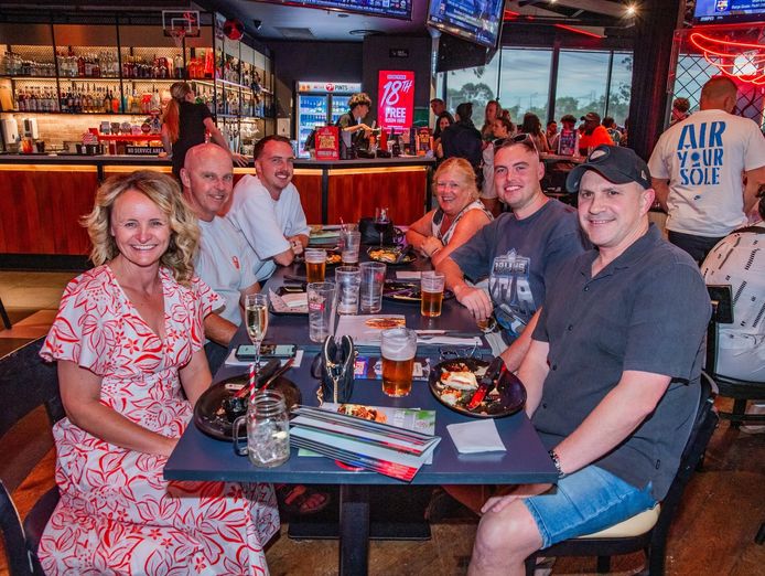the-sporting-globe-bar-grill-chermside-7
