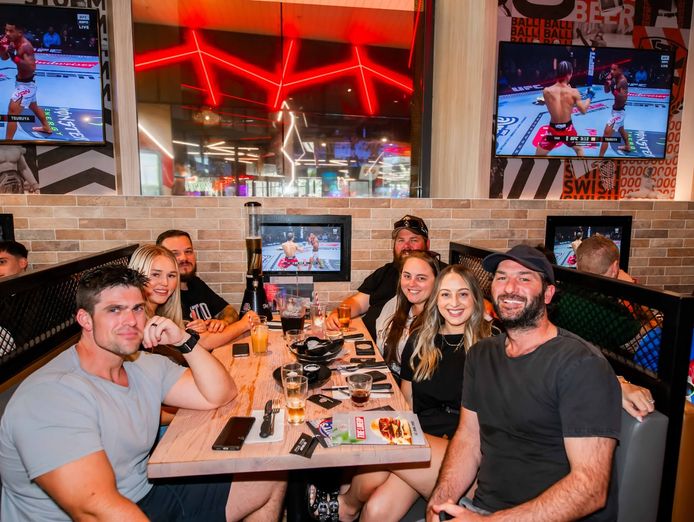 the-sporting-globe-bar-grill-plenty-valley-4