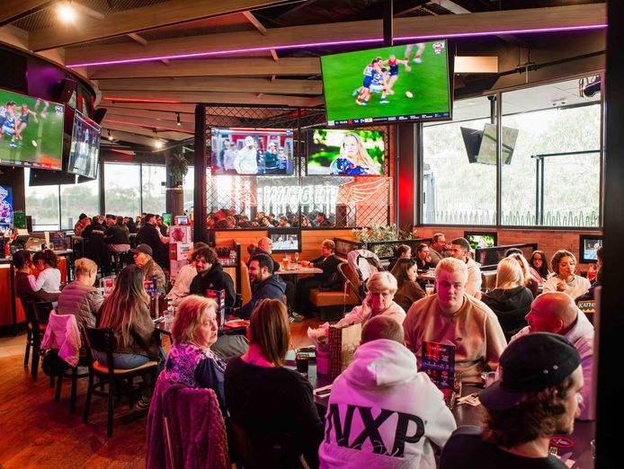 the-sporting-globe-bar-grill-plenty-valley-5
