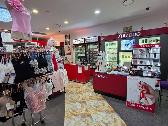 womens-beauty-retail-outlet-established-fashion-cosmetics-retail-business-1