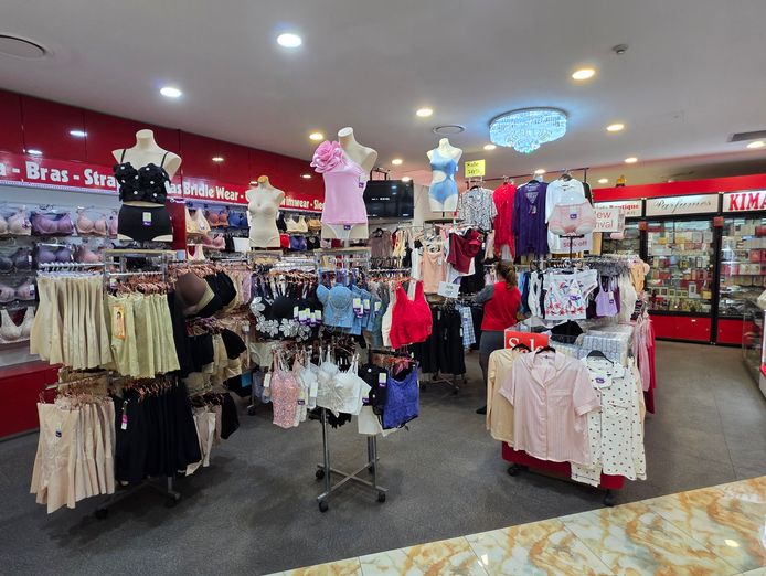womens-beauty-retail-outlet-established-fashion-cosmetics-retail-business-2