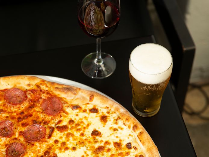 popular-pizza-brand-with-tavern-liquor-license-5