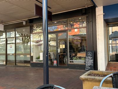 60-000-small-cafe-and-asian-fusion-restaurant-9