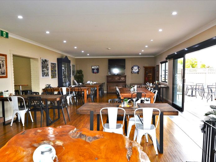 freehold-family-hotel-cootamundra-nsw-1p0382-3